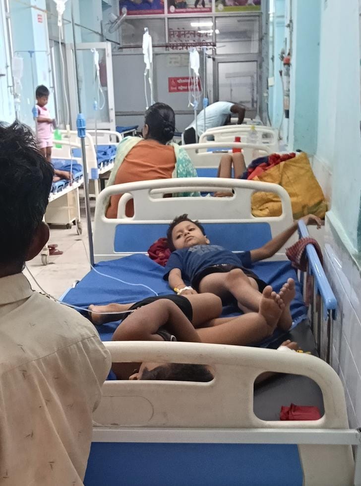 बलरामपुर अस्पताल में एक बेड पर भर्ती दो-दो बच्चे। बलरामपुर अस्पताल में एक बेड पर भर्ती दो-दो बच्चे।