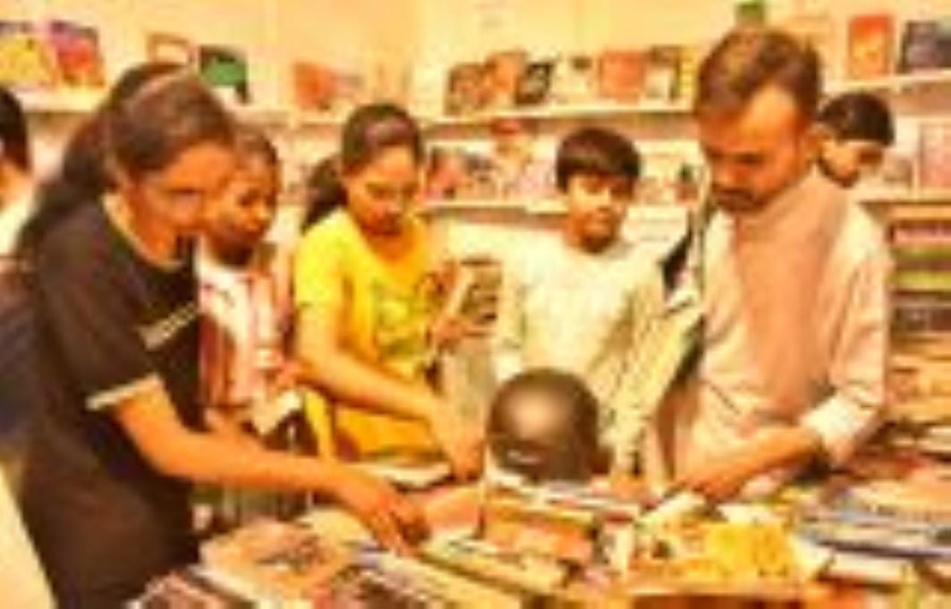 बलरामपुर गार्डन में चल रहे राष्ट्रीय पुस्तक मेले के चौथे दिन रविवार की छुट्टी होने के चलते जबर बलरामपुर गार्डन में चल रहे राष्ट्रीय पुस्तक मेले के चौथे दिन रविवार की छुट्टी होने के चलते जबर