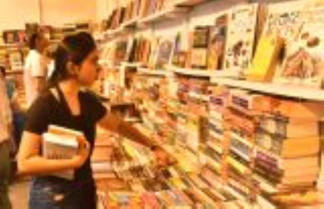 बलरामपुर गार्डन में चल रहे राष्ट्रीय पुस्तक मेले के चौथे दिन रविवार की छुट्टी होने के चलते जबर बलरामपुर गार्डन में चल रहे राष्ट्रीय पुस्तक मेले के चौथे दिन रविवार की छुट्टी होने के चलते जबर