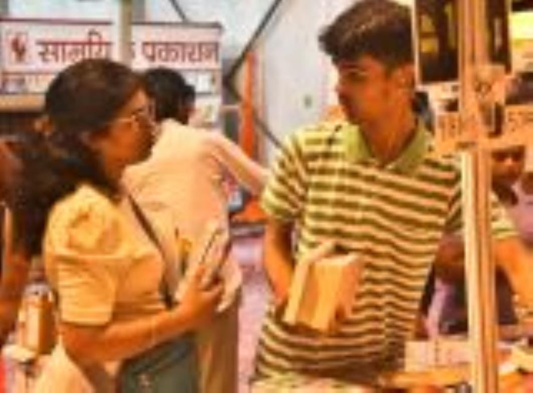 बलरामपुर गार्डन में चल रहे राष्ट्रीय पुस्तक मेले के चौथे दिन रविवार की छुट्टी होने के चलते जबर बलरामपुर गार्डन में चल रहे राष्ट्रीय पुस्तक मेले के चौथे दिन रविवार की छुट्टी होने के चलते जबर