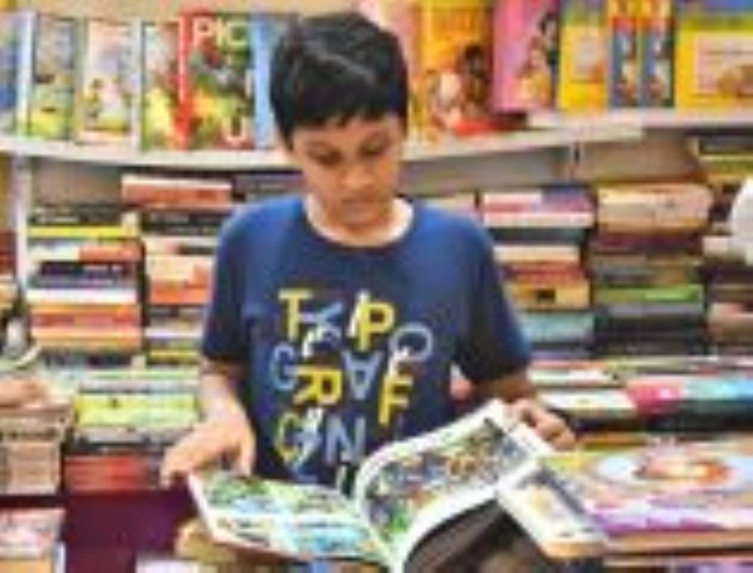 बलरामपुर गार्डन में चल रहे राष्ट्रीय पुस्तक मेले के चौथे दिन रविवार की छुट्टी होने के चलते जबर बलरामपुर गार्डन में चल रहे राष्ट्रीय पुस्तक मेले के चौथे दिन रविवार की छुट्टी होने के चलते जबर