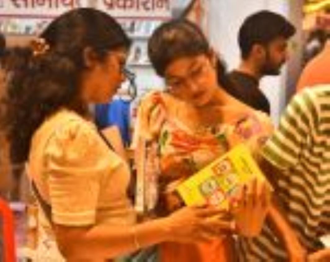 बलरामपुर गार्डन में चल रहे राष्ट्रीय पुस्तक मेले के चौथे दिन रविवार की छुट्टी होने के चलते जबर बलरामपुर गार्डन में चल रहे राष्ट्रीय पुस्तक मेले के चौथे दिन रविवार की छुट्टी होने के चलते जबर