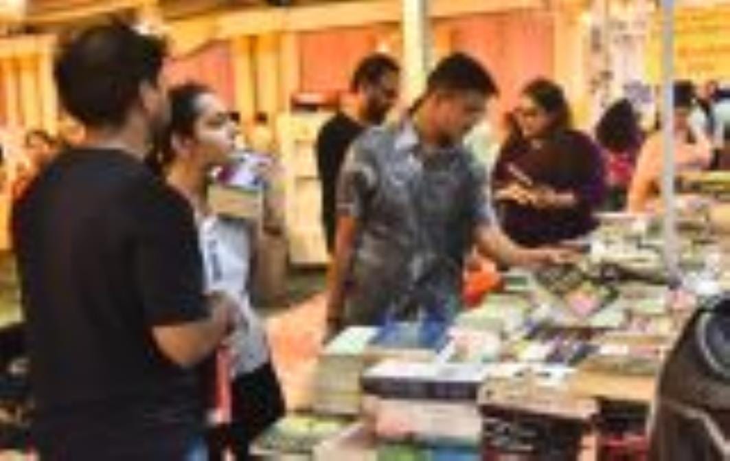 बलरामपुर गार्डन में चल रहे राष्ट्रीय पुस्तक मेले के चौथे दिन रविवार की छुट्टी होने के चलते जबर बलरामपुर गार्डन में चल रहे राष्ट्रीय पुस्तक मेले के चौथे दिन रविवार की छुट्टी होने के चलते जबर