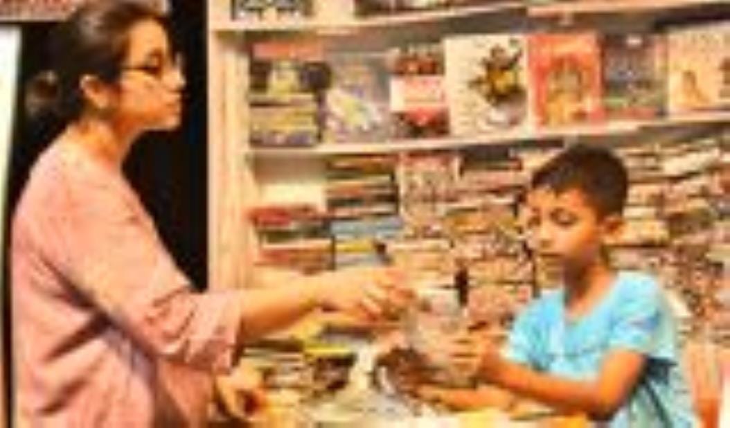 बलरामपुर गार्डन में चल रहे राष्ट्रीय पुस्तक मेले के चौथे दिन रविवार की छुट्टी होने के चलते जबर बलरामपुर गार्डन में चल रहे राष्ट्रीय पुस्तक मेले के चौथे दिन रविवार की छुट्टी होने के चलते जबर