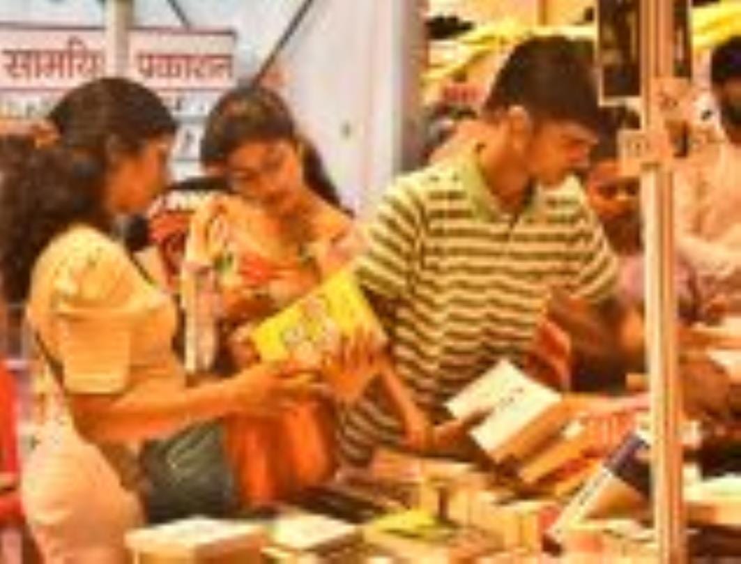 बलरामपुर गार्डन में चल रहे राष्ट्रीय पुस्तक मेले के चौथे दिन रविवार की छुट्टी होने के चलते जबर बलरामपुर गार्डन में चल रहे राष्ट्रीय पुस्तक मेले के चौथे दिन रविवार की छुट्टी होने के चलते जबर