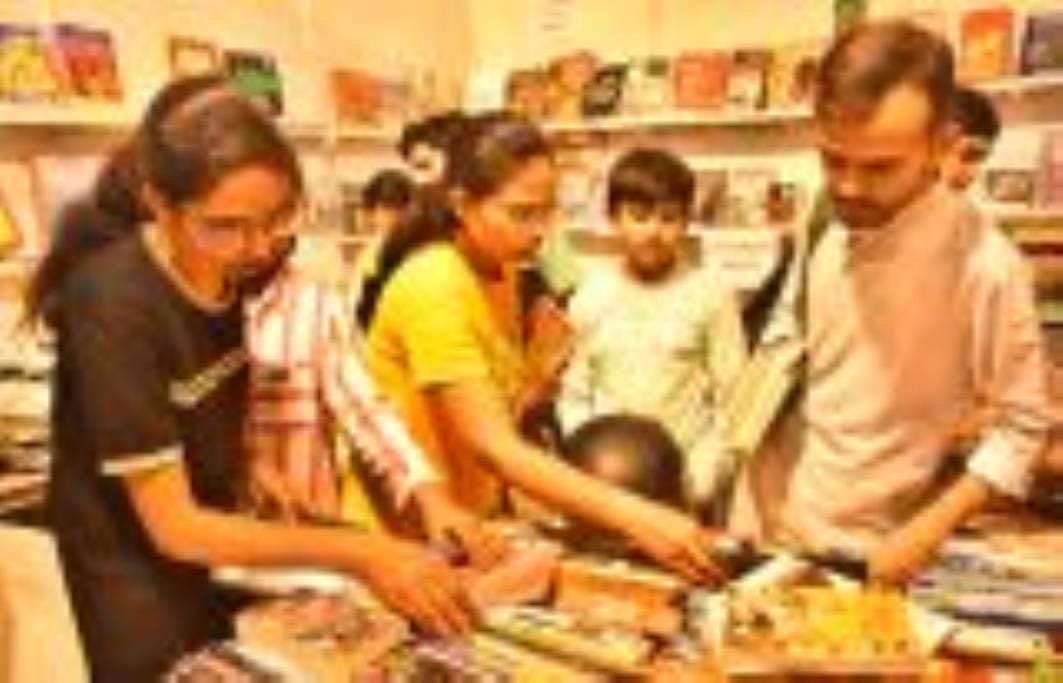बलरामपुर गार्डन में चल रहे राष्ट्रीय पुस्तक मेले के चौथे दिन रविवार की छुट्टी होने के चलते जबर बलरामपुर गार्डन में चल रहे राष्ट्रीय पुस्तक मेले के चौथे दिन रविवार की छुट्टी होने के चलते जबर