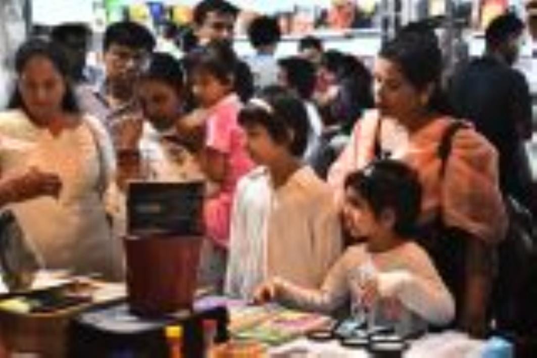 बलरामपुर गार्डन में चल रहे राष्ट्रीय पुस्तक मेले के चौथे दिन रविवार की छुट्टी होने के चलते जबर बलरामपुर गार्डन में चल रहे राष्ट्रीय पुस्तक मेले के चौथे दिन रविवार की छुट्टी होने के चलते जबर