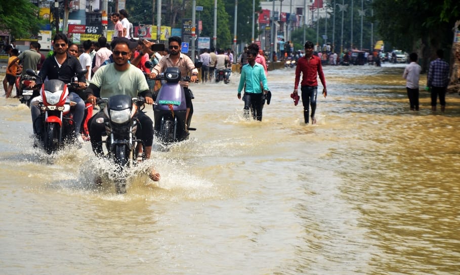 बरेली मोड़ स्थित एसएसएमवी स्कूल में घुसा बाढ़ का पानी। संवाद बरेली मोड़ स्थित एसएसएमवी स्कूल में घुसा बाढ़ का पानी। संवाद