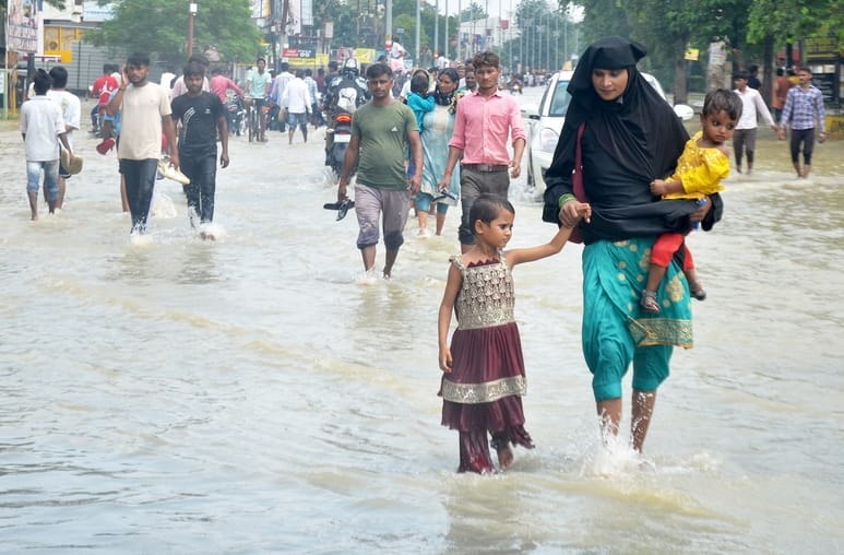 बरेली मोड़ स्थित एसएसएमवी स्कूल में घुसा बाढ़ का पानी। संवाद बरेली मोड़ स्थित एसएसएमवी स्कूल में घुसा बाढ़ का पानी। संवाद