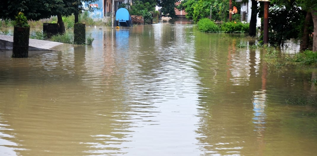 बरेली मोड़ स्थित एसएसएमवी स्कूल में घुसा बाढ़ का पानी। संवाद बरेली मोड़ स्थित एसएसएमवी स्कूल में घुसा बाढ़ का पानी। संवाद