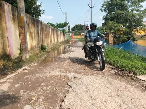 बीसलपुर बरेली मार्ग गांव गोवल के पास बाढ़ में टूट गया। संवाद बीसलपुर बरेली मार्ग गांव गोवल के पास बाढ़ में टूट गया। संवाद