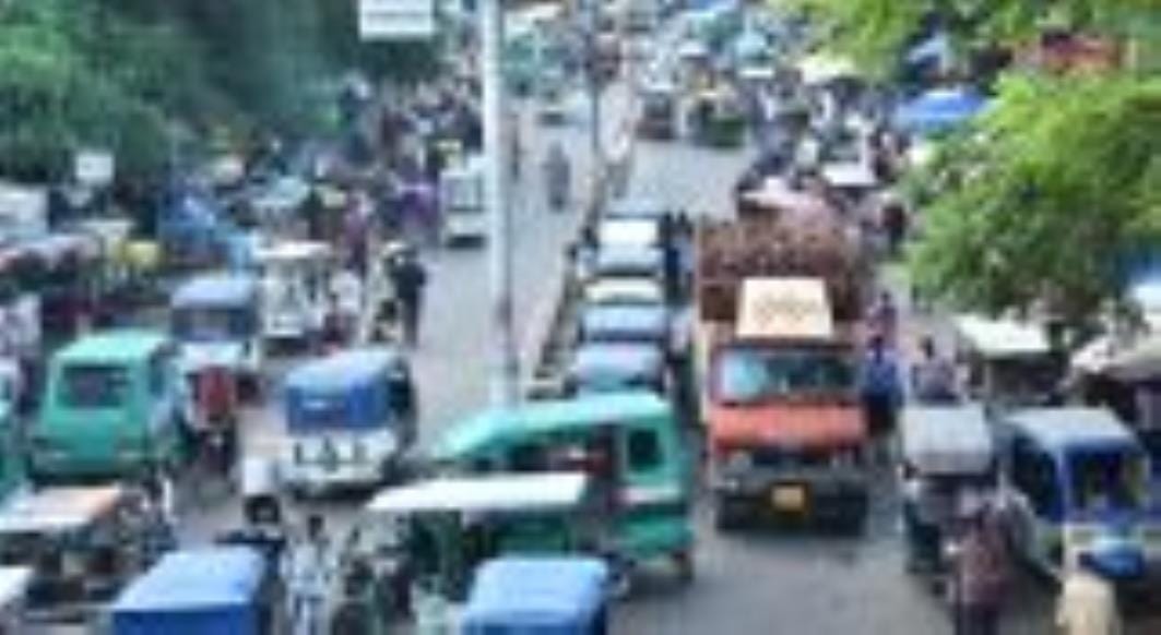 चारबाग में उलटी दिशा में वाहन निकालने के चलते रहती है जाम की स्थिति। चारबाग में उलटी दिशा में वाहन निकालने के चलते रहती है जाम की स्थिति।