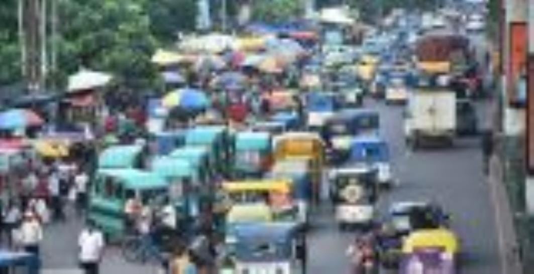 चारबाग में उलटी दिशा में वाहन निकालने के चलते रहती है जाम की स्थिति। चारबाग में उलटी दिशा में वाहन निकालने के चलते रहती है जाम की स्थिति।