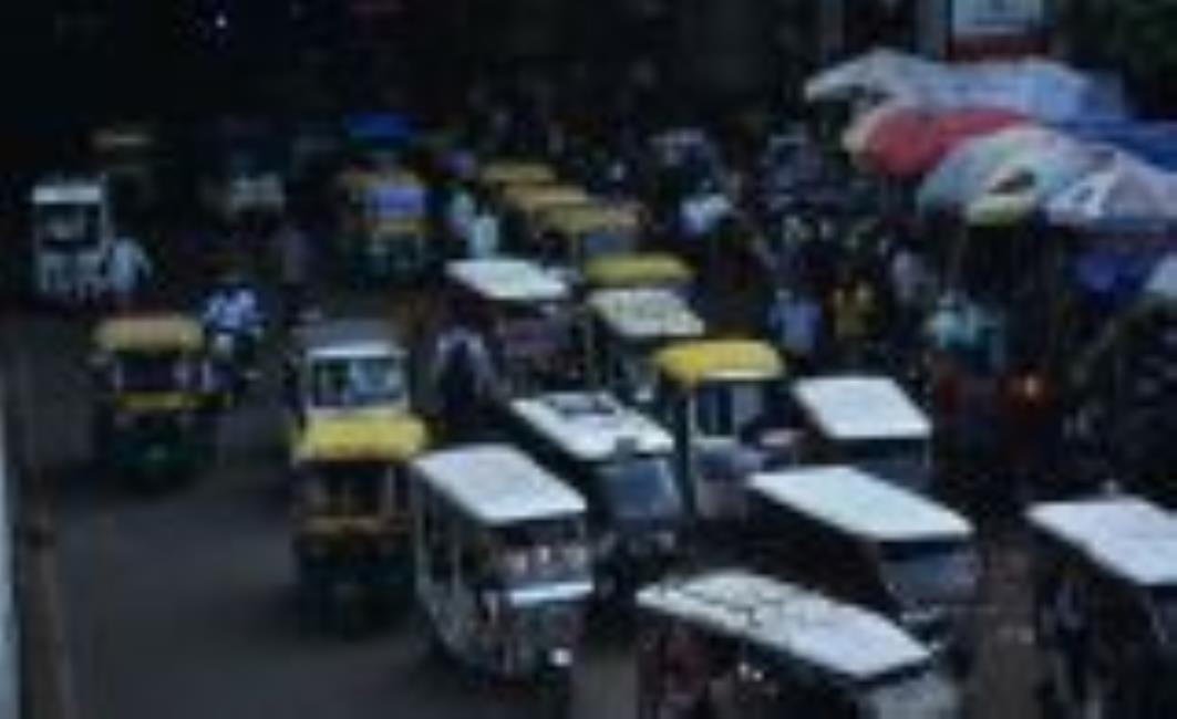 चारबाग में उलटी दिशा में वाहन निकालने के चलते रहती है जाम की स्थिति। चारबाग में उलटी दिशा में वाहन निकालने के चलते रहती है जाम की स्थिति।