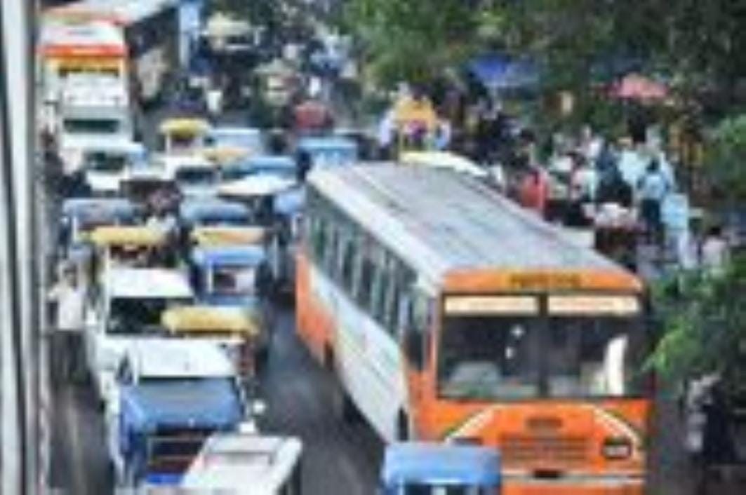 चारबाग में उलटी दिशा में वाहन निकालने के चलते रहती है जाम की स्थिति। चारबाग में उलटी दिशा में वाहन निकालने के चलते रहती है जाम की स्थिति।