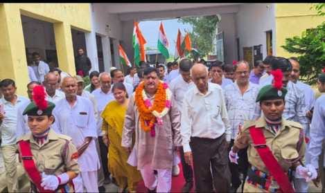 एसएसवी इण्टर कालेज मुरलीपुर में मंचासीन गणमान्य लोग व राज्य अध्यापक पुरस्कार से सम्मानित डा. सु एसएसवी इण्टर कालेज मुरलीपुर में मंचासीन गणमान्य लोग व राज्य अध्यापक पुरस्कार से सम्मानित डा. सु