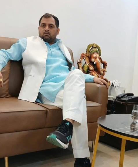 फर्जी एनएसजी कमांडो रंजन कुमार व खुद को आईएएस बताने वाला विकास राय।