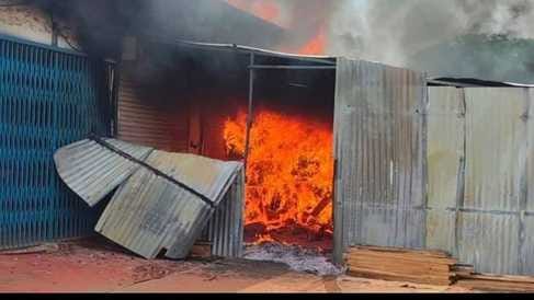 फर्नीचर की दुकान में लगी आग बुझाते लोग व फायर ब्रिगेड के जवान- संवाद फर्नीचर की दुकान में लगी आग बुझाते लोग व फायर ब्रिगेड के जवान- संवाद