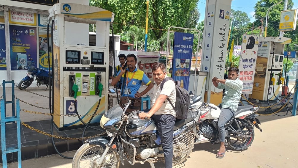 फोटो 07 एचएएमपी 17 - बिना हेलमेट पेट्रोल भरते पंप कर्मी। संवाद फोटो 07 एचएएमपी 17 - बिना हेलमेट पेट्रोल भरते पंप कर्मी। संवाद