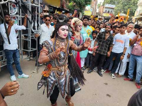 फोटो 07 एचएएमपी 31- शोभायात्रा के दौरान मौजूद भीड़ के बीच शामिल भगवान का डोला। संवाद फोटो 07 एचएएमपी 31- शोभायात्रा के दौरान मौजूद भीड़ के बीच शामिल भगवान का डोला। संवाद