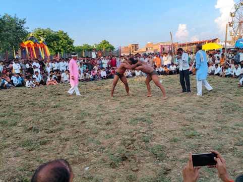 फोटो 07 एचएएमपी 31- शोभायात्रा के दौरान मौजूद भीड़ के बीच शामिल भगवान का डोला। संवाद फोटो 07 एचएएमपी 31- शोभायात्रा के दौरान मौजूद भीड़ के बीच शामिल भगवान का डोला। संवाद
