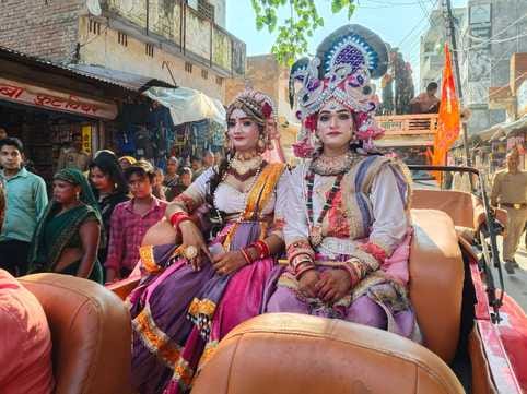 फोटो 07 एचएएमपी 31- शोभायात्रा के दौरान मौजूद भीड़ के बीच शामिल भगवान का डोला। संवाद फोटो 07 एचएएमपी 31- शोभायात्रा के दौरान मौजूद भीड़ के बीच शामिल भगवान का डोला। संवाद