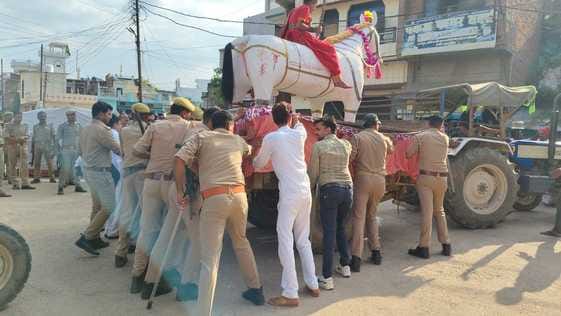 फोटो 07 एचएएमपी 31- शोभायात्रा के दौरान मौजूद भीड़ के बीच शामिल भगवान का डोला। संवाद फोटो 07 एचएएमपी 31- शोभायात्रा के दौरान मौजूद भीड़ के बीच शामिल भगवान का डोला। संवाद