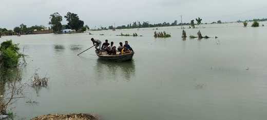फोटो-26, गांव बलीपट्टी रानी गांव में बाढ़ के पानी से निकल कर जाते लोग। संवाद फोटो-26, गांव बलीपट्टी रानी गांव में बाढ़ के पानी से निकल कर जाते लोग। संवाद