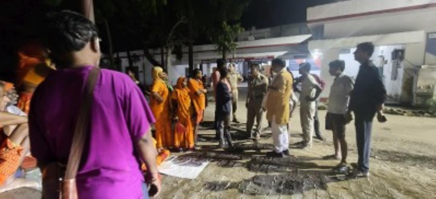 हादसे के बाद खड़े बस में सवार नेपाली यात्री।