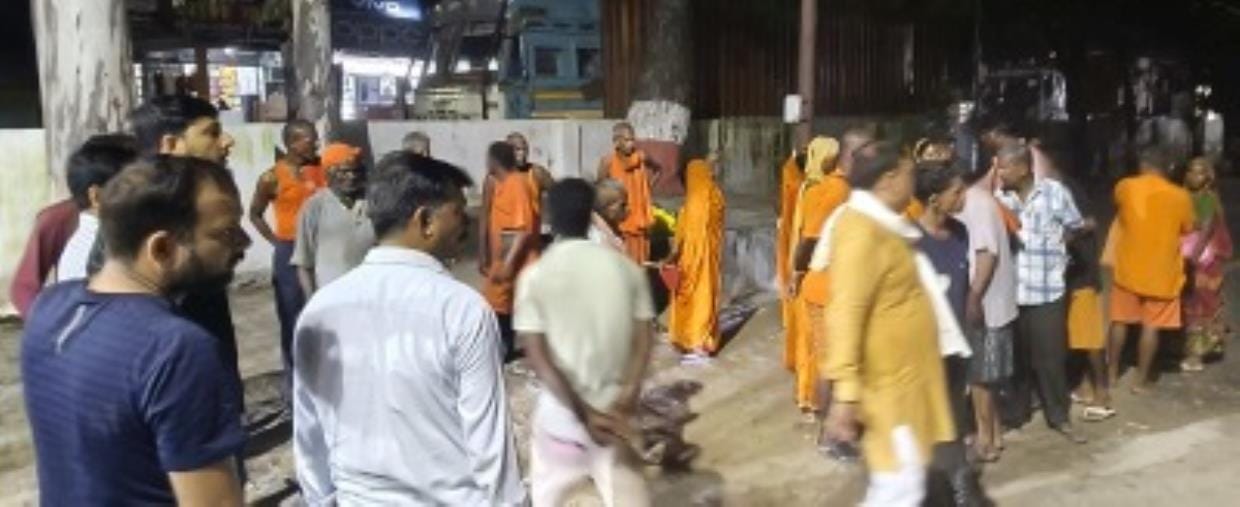 हादसे के बाद खड़े बस में सवार नेपाली यात्री।