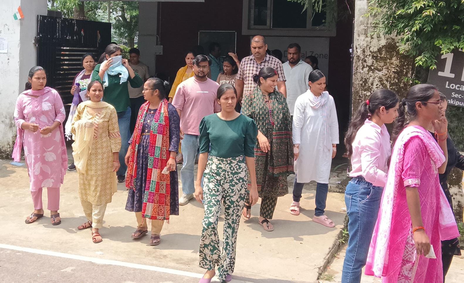 जानकीपुरम विस्तार स्थित सिटी ला कालेज से स्टाफ नर्सिंग की परीक्षा देकर निकलते परीक्षार्थी जानकीपुरम विस्तार स्थित सिटी ला कालेज से स्टाफ नर्सिंग की परीक्षा देकर निकलते परीक्षार्थी