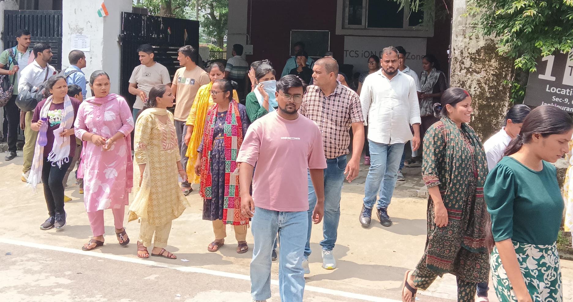 जानकीपुरम विस्तार स्थित सिटी ला कालेज से स्टाफ नर्सिंग की परीक्षा देकर निकलते परीक्षार्थी जानकीपुरम विस्तार स्थित सिटी ला कालेज से स्टाफ नर्सिंग की परीक्षा देकर निकलते परीक्षार्थी