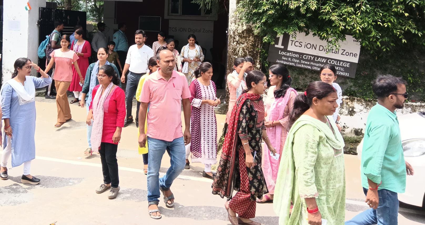 जानकीपुरम विस्तार स्थित सिटी ला कालेज से स्टाफ नर्सिंग की परीक्षा देकर निकलते परीक्षार्थी जानकीपुरम विस्तार स्थित सिटी ला कालेज से स्टाफ नर्सिंग की परीक्षा देकर निकलते परीक्षार्थी
