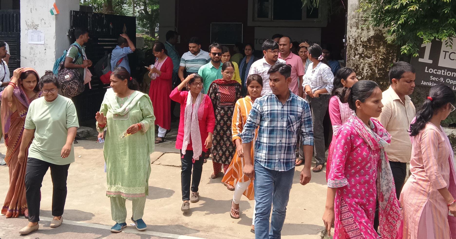 जानकीपुरम विस्तार स्थित सिटी ला कालेज से स्टाफ नर्सिंग की परीक्षा देकर निकलते परीक्षार्थी जानकीपुरम विस्तार स्थित सिटी ला कालेज से स्टाफ नर्सिंग की परीक्षा देकर निकलते परीक्षार्थी