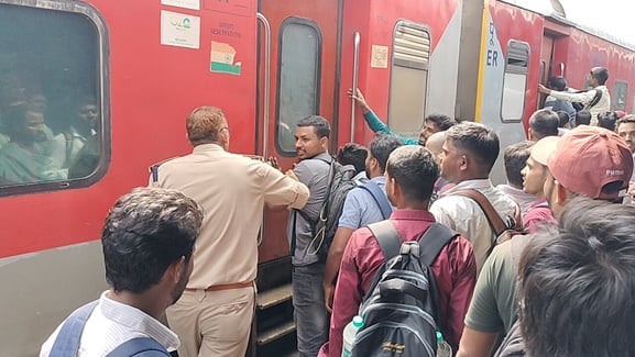 कोलकाता एक्सप्रेस की एसी बोगी में सवार होने को मशक्कत करते अभ्यर्थी। संवाद