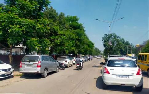 कुरुक्षेत्र। अदातल के बाहर सड़क किनारे कतारों में खड़ी वकीलों की कारें। संवाद कुरुक्षेत्र। अदातल के बाहर सड़क किनारे कतारों में खड़ी वकीलों की कारें। संवाद