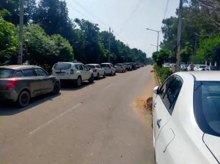 कुरुक्षेत्र। अदातल के बाहर सड़क किनारे कतारों में खड़ी वकीलों की कारें। संवाद कुरुक्षेत्र। अदातल के बाहर सड़क किनारे कतारों में खड़ी वकीलों की कारें। संवाद