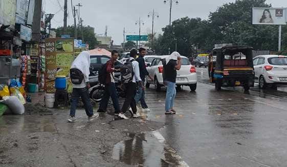कुरुक्षेत्र। बारिश के बीच से बचाव कर निकलते राहगीर। संवाद कुरुक्षेत्र। बारिश के बीच से बचाव कर निकलते राहगीर। संवाद