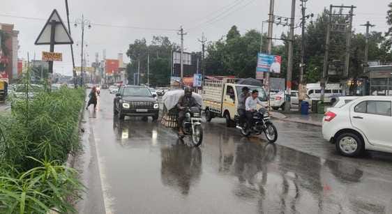 कुरुक्षेत्र। बारिश के बीच से बचाव कर निकलते राहगीर। संवाद कुरुक्षेत्र। बारिश के बीच से बचाव कर निकलते राहगीर। संवाद