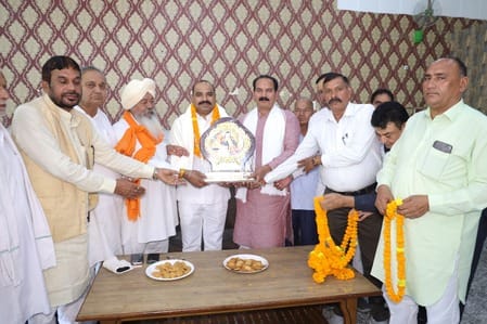 कुरुक्षेत्र। बैठक में मुख्यतिथि को सम्मानित करते सैनी समाज सभा के सदस्य। विज्ञप्ति कुरुक्षेत्र। बैठक में मुख्यतिथि को सम्मानित करते सैनी समाज सभा के सदस्य। विज्ञप्ति