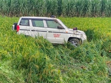 कुरुक्षेत्र। दुर्घटना के बाद खेत में उतरी पुलिस की गाड़ी। संवाद कुरुक्षेत्र। दुर्घटना के बाद खेत में उतरी पुलिस की गाड़ी। संवाद