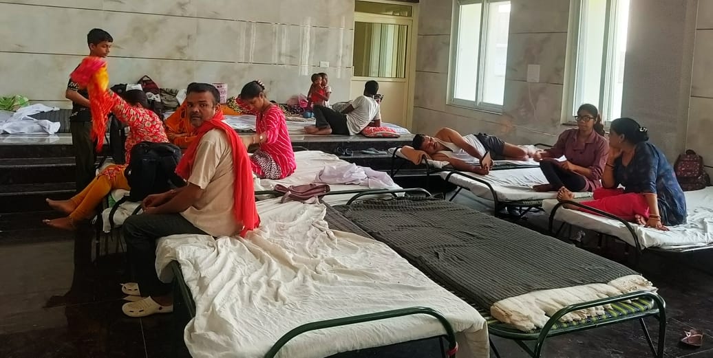 लालपुर स्थित मोक्षधाम में भरा खन्नौत नदी के बाढ़ का पानी। संवाद लालपुर स्थित मोक्षधाम में भरा खन्नौत नदी के बाढ़ का पानी। संवाद