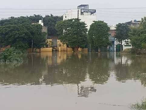 लालपुर स्थित मोक्षधाम में भरा खन्नौत नदी के बाढ़ का पानी। संवाद लालपुर स्थित मोक्षधाम में भरा खन्नौत नदी के बाढ़ का पानी। संवाद