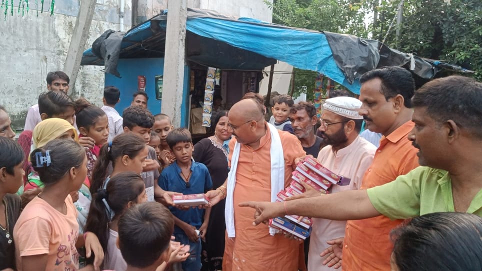 मिर्जापुर में बाढ़ के पानी से जलमग्न सादिकपुर प्राथमिक विद्यालय। स्रोत: जागरूक पाठक मिर्जापुर में बाढ़ के पानी से जलमग्न सादिकपुर प्राथमिक विद्यालय। स्रोत: जागरूक पाठक