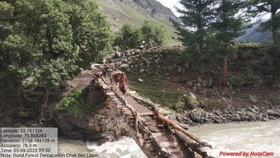 मारवाह में फंसे आदिवासी परिवारों को बचाया गया मारवाह में फंसे आदिवासी परिवारों को बचाया गया