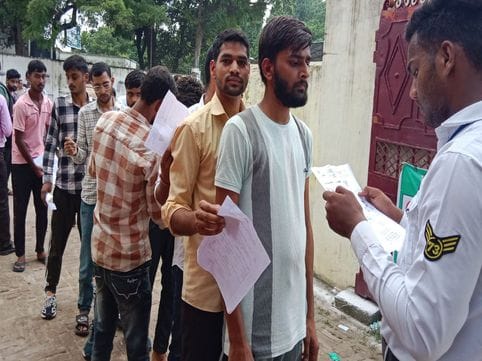 मेटल डिटेक्टर से जांच करती हुई। संवाद मेटल डिटेक्टर से जांच करती हुई। संवाद