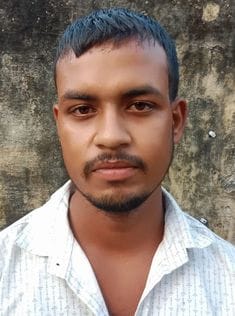 मेटल डिटेक्टर से जांच करती हुई। संवाद मेटल डिटेक्टर से जांच करती हुई। संवाद