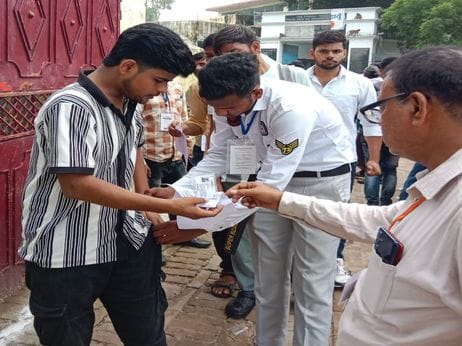 मेटल डिटेक्टर से जांच करती हुई। संवाद मेटल डिटेक्टर से जांच करती हुई। संवाद