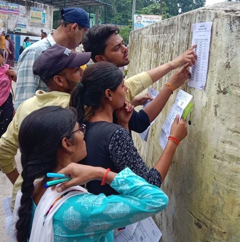 मेटल डिटेक्टर से जांच करती हुई। संवाद मेटल डिटेक्टर से जांच करती हुई। संवाद