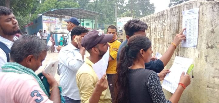 मेटल डिटेक्टर से जांच करती हुई। संवाद मेटल डिटेक्टर से जांच करती हुई। संवाद